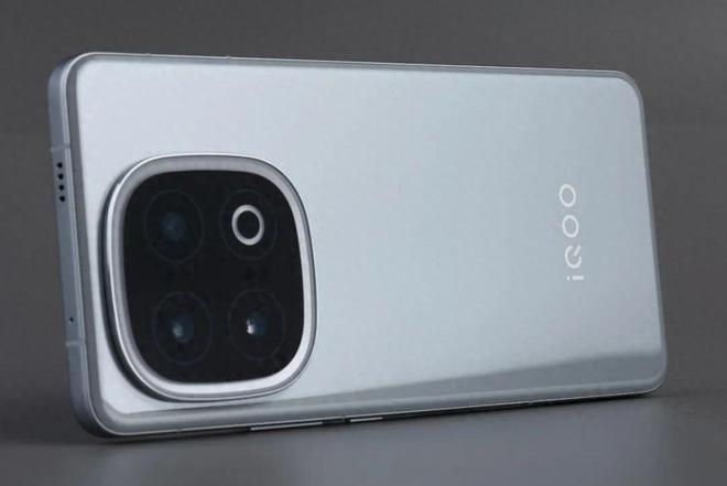 iQOO 13：性能怪兽游戏玩家的新宠 title=